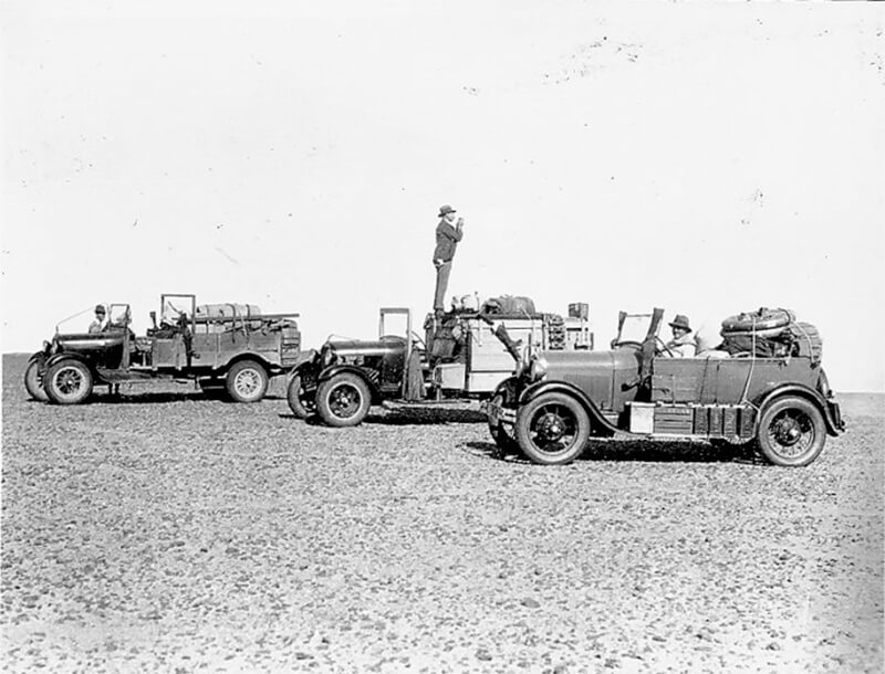 Bagnold's expedition on the road between Cairo and Baharya in 1929.