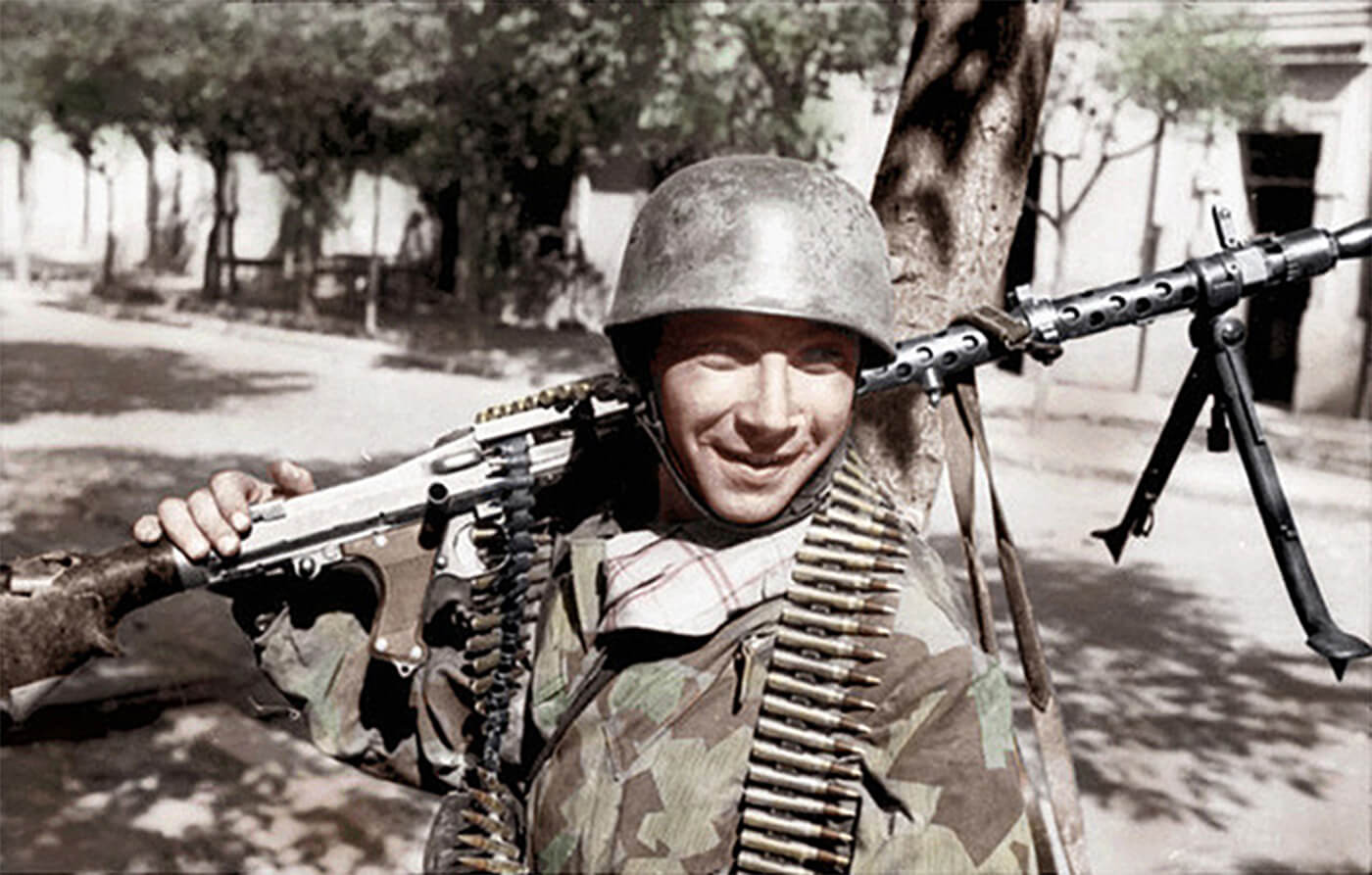 German Fallschirmjager with a Maschinengewehr 34 on his shoulder inItaly in September 1943.