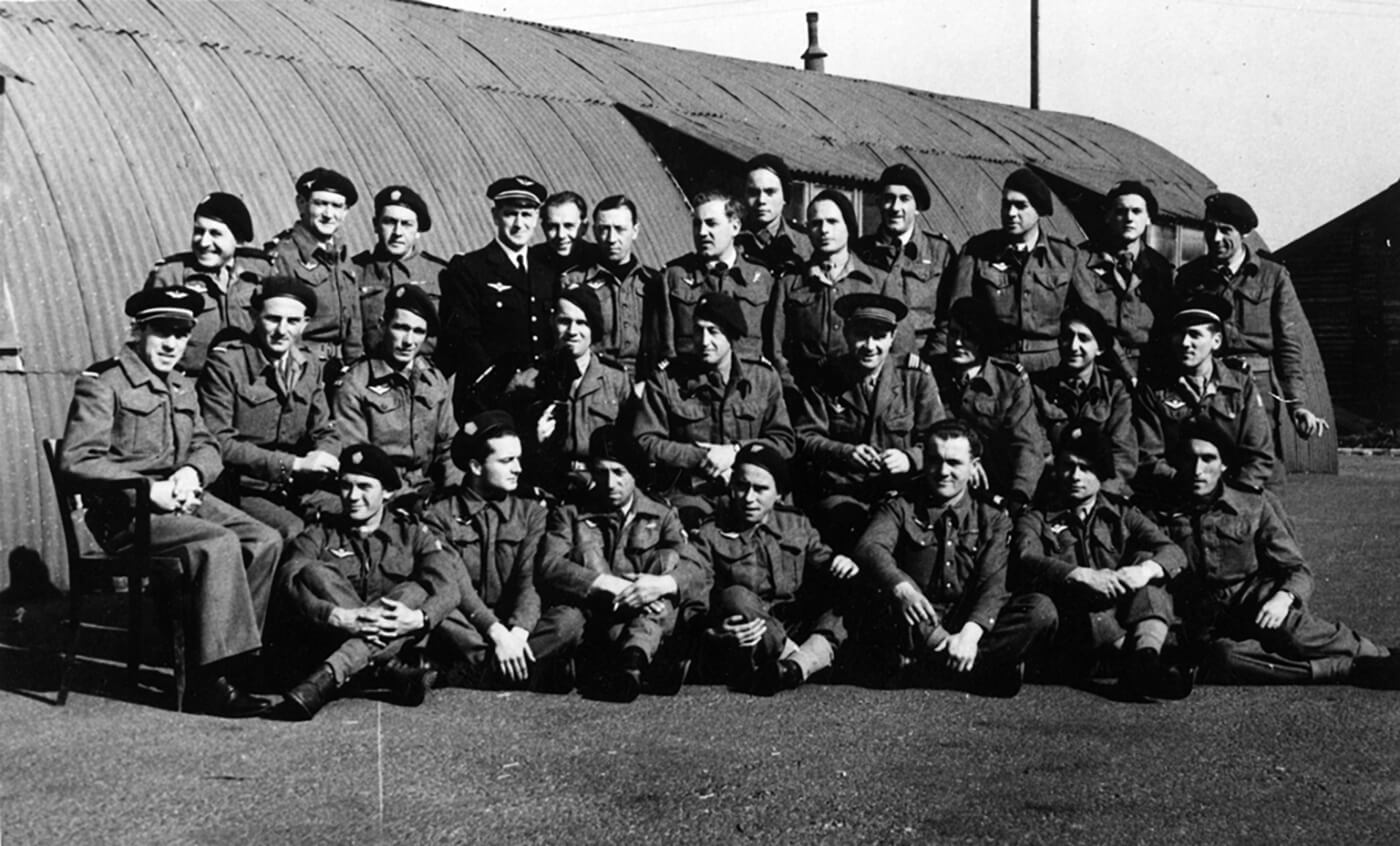 Officers of teh Armoured Company of the 1re BIA in Camp Old Dean In Great Britain.