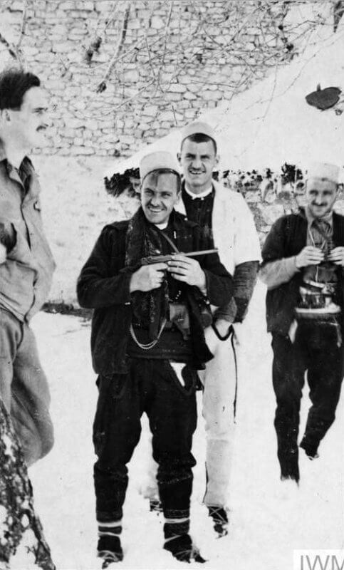SERVICE OF MICHAEL LIS WITH THE SPECIAL OPERATIONS EXECUTIVE [SOE] MISSION TO ALBANIA,    1943 (HU 68507) Toni Simcox (with gun). Copyright: ý IWM. Original Source: http://www.iwm.org.uk/collections/item/object/205047680