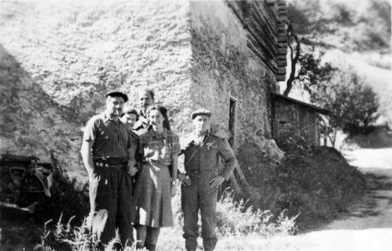 THE SPECIAL OPERATIONS EXECUTIVE (SOE) IN FRANCE, 1941-1944 (HU 57120) Members of the Maquis and British officers in the Queyras Valley, August 1944.
Left to right: Gilbert Galletti, Captain Patrick O'Regan, Captain John Roper, Christine Granville (Countess Krystyna Skarbek) and Captain Leonard Hamilton (Blanchaert). Copyright: ý IWM. Original Source: http://www.iwm.org.uk/collections/item/object/205181065
