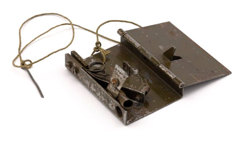 No. 3 hinge-type release switch