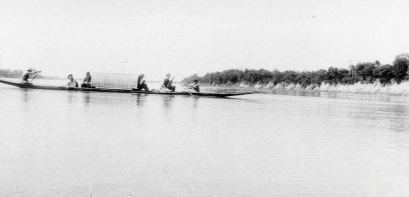 SERVICE OF COLONEL DAVID SMILEY WITH FORCE 136 (SPECIAL OPERATIONS EXECUTIVE [SOE]) IN    THAILAND (SIAM), MARCH - DECEMBER 1945. (HU 65595) David Smiley and Force 136 personnel crossing the Mekong River to French Indo-China,    November 1945. Copyright: ý IWM. Original Source: http://www.iwm.org.uk/collections/item/object/205061435