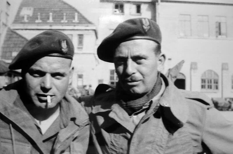 Len Arthur and a SAS soldier (Len Arthur Collection)