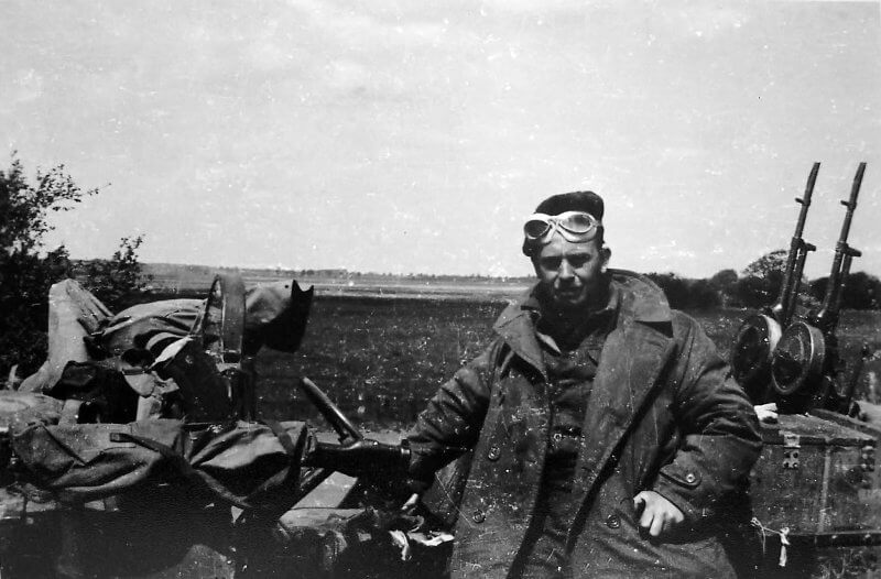 Len Arthur near a SAS Jeep (Len Arthur Collection)