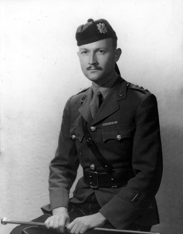 Walker Brown, Robert "Bob", Captain (M.B.E.)