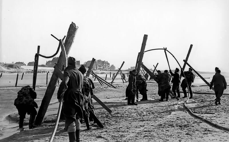 German soldiers installing Pfahlsperre mit Mine (Element C).