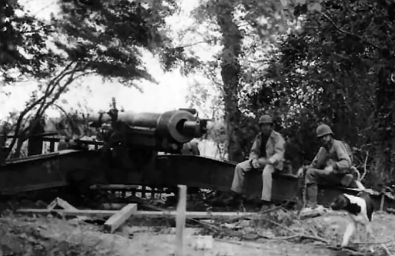 June 1944: Two soldiers sitting on one of the 155-millimetre guns found and disabled at Pointe du Hoc.June 1944: 1st Sergeant Leonard “Len” Lomell and Staff Sergeant Jack Kuhn sit on one of the 155-millimetre guns they found and disabled at Pointe du Hoc.