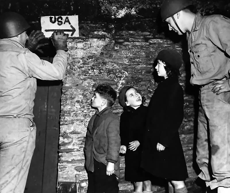 Slapton villagers and U.S. soldiers during the evacuation from the training area.