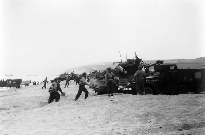 Exercise at Slapton Sands: behind the foreground half-track, a DD tank is visible with its screen lowered.