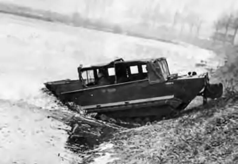 An M29C enters Dutch waterways at a tilt, with the photographer’s angled horizon mirroring the vehicle’s slanted approach.