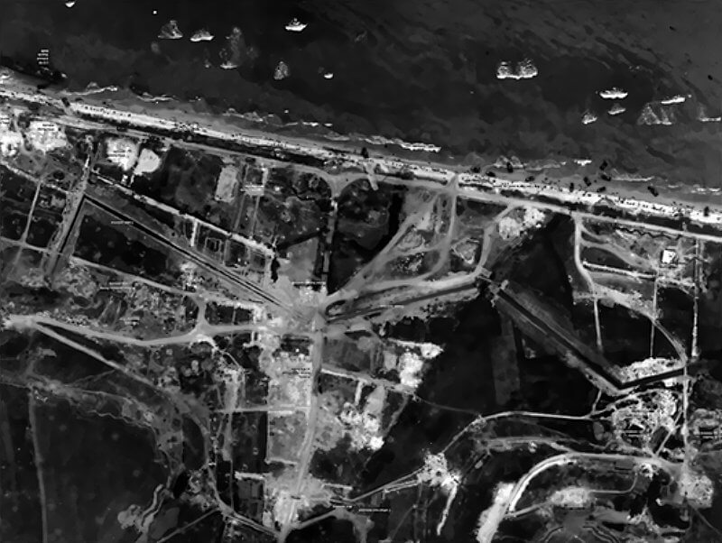 WN68 on D-Day, with eighteen tanks on the tideline, infantry pinned on the beach, and a large anti-tank ditch blocking inland advance.