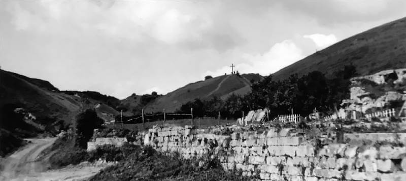 The cross honouring the fallen Fallschirmjäger, seen from the footpath leading up to North Hill.