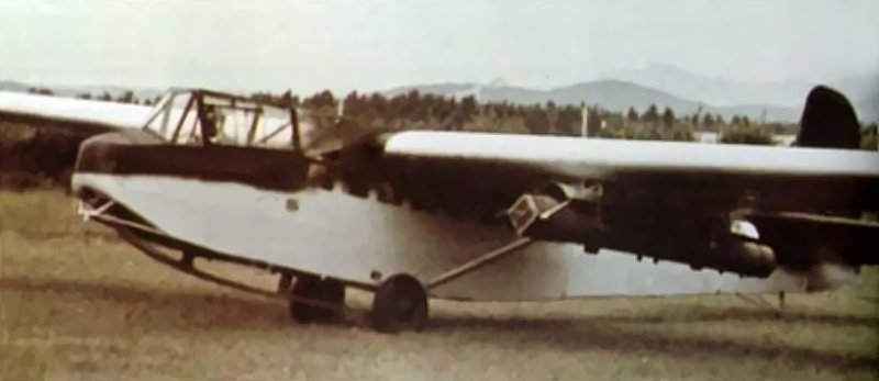 This DFS 230 design is powered by two Argus pulse jets. The system works in practice. It can, however, be heard from about eight kilometres away. When the jets are not operating, they also create significant drag.