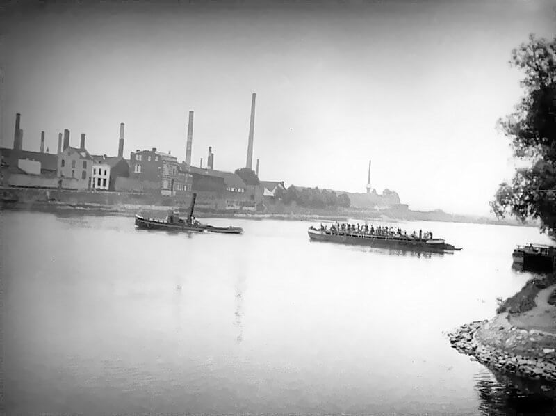 May 15th, 1940. A temporary emergency ferry operates between the Waperpoort in Wyck and the Stadspark in Maastricht, carrying civilians and travellers across the Maas after the city’s bridges have been destroyed.