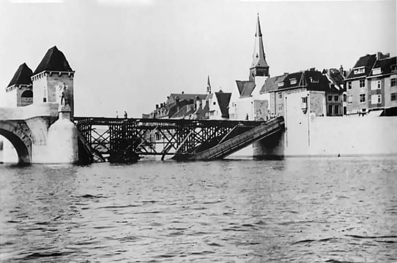 The Sint Servaas bridge after being repaired by the Germans in 1940.