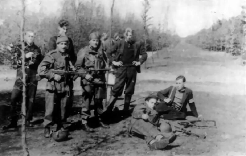 April 1945, near Appelscha. French SAS paratroopers of Stick Hubler pose with Dutch resistance fighters. Centre: César Davérieus. Lieutenant Edmond Hubler also pictured. Two Patchett submachine guns are visible.