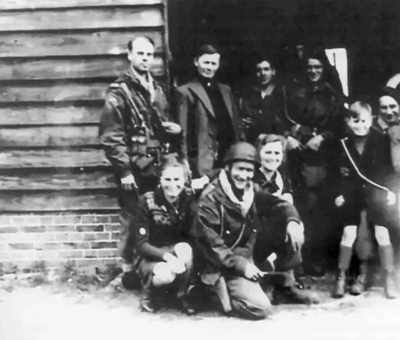 April 1945, Pol Farm, Oranjekanaal. French SAS paratroopers at the Pol Farm.