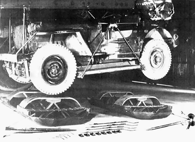The photograph clearly shows modifications to the jeep’s front chassis, including tubular reinforcements designed to absorb impacts and protect the frame.